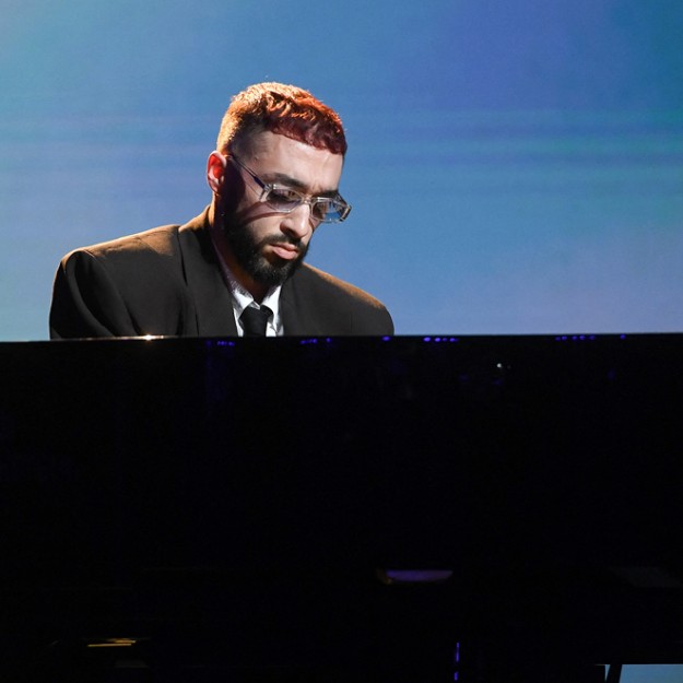 Sofiane Pamart - Compositeur. Interprète d'« Imagine » aux JO de Paris. Soutenu par notre Action culturelle.